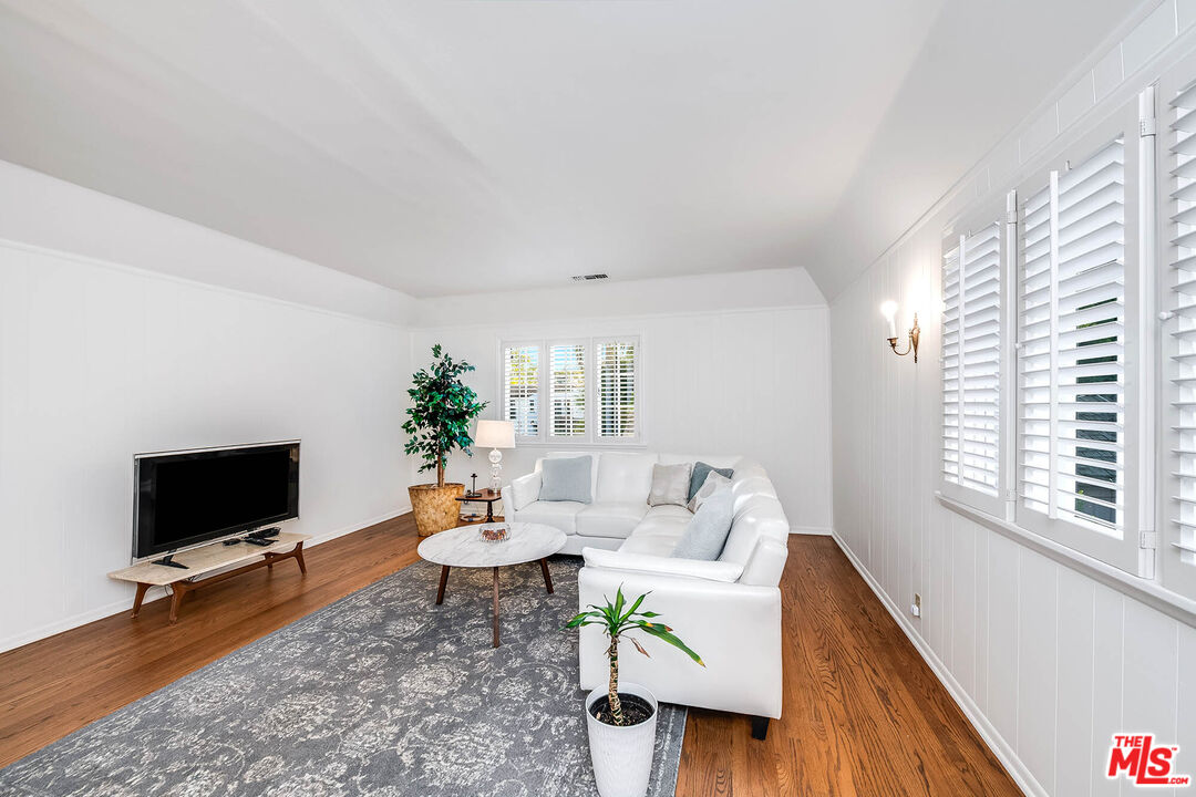 157 N Las Palmas Ave