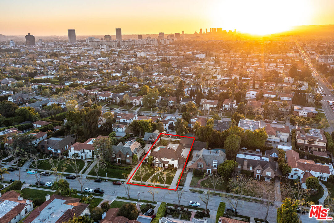 157 N Las Palmas Ave