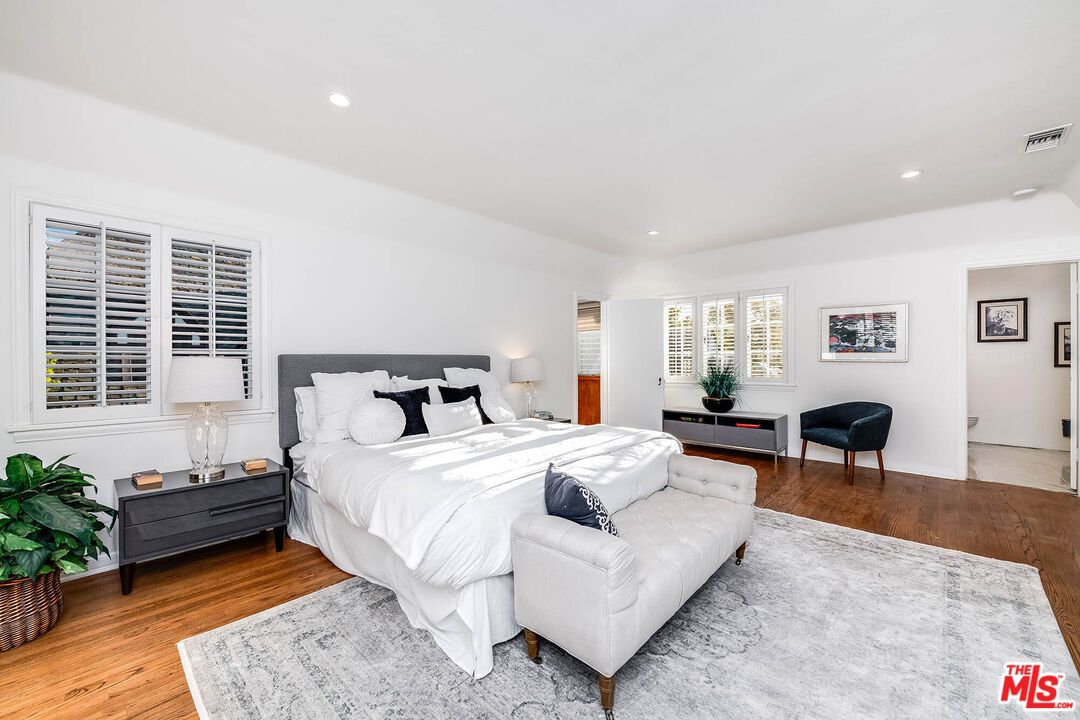 157 N Las Palmas Ave