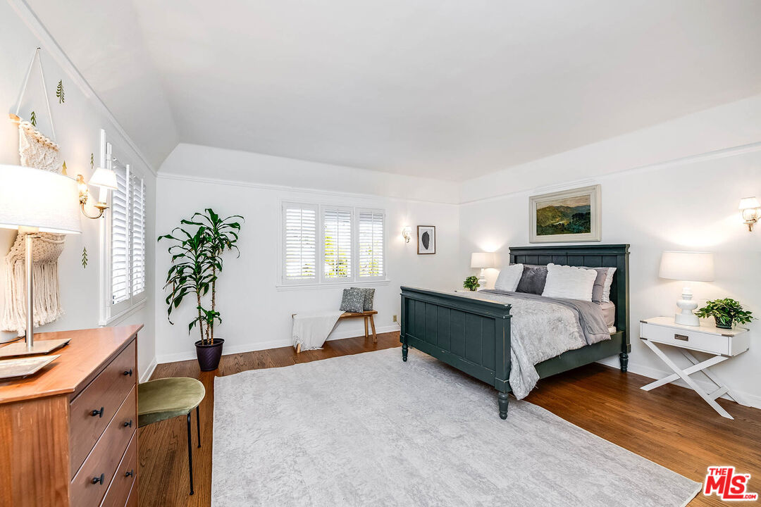 157 N Las Palmas Ave