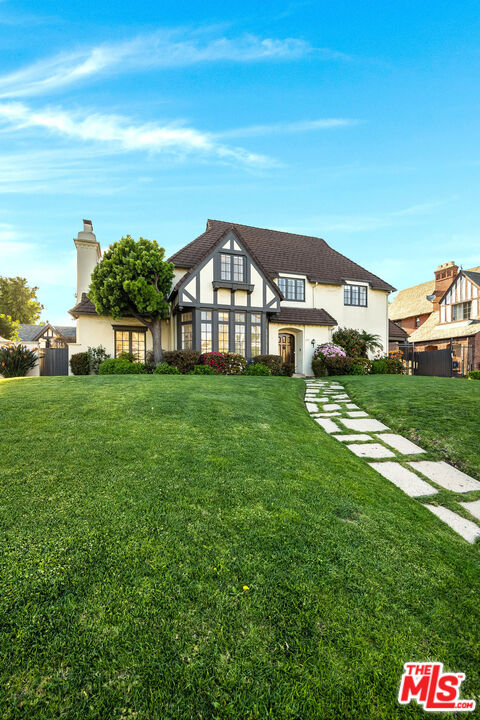 157 N Las Palmas Ave