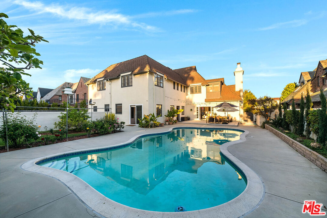 157 N Las Palmas Ave