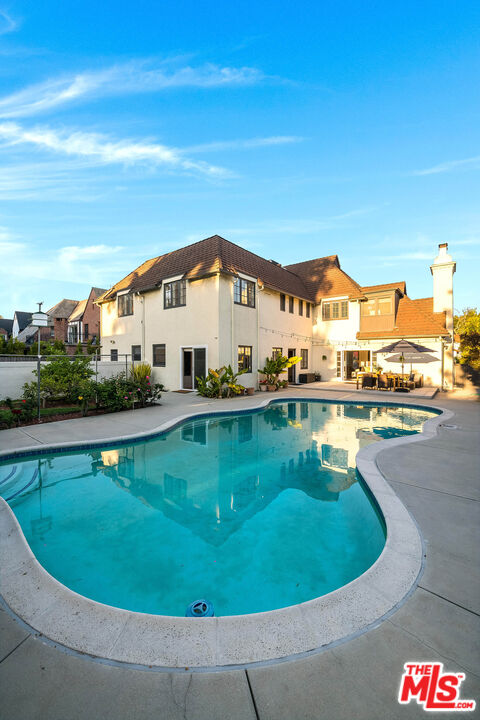 157 N Las Palmas Ave