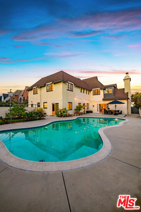 157 N Las Palmas Ave