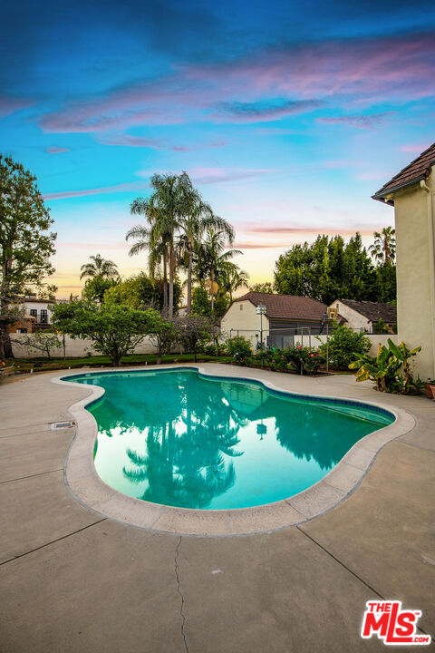 157 N Las Palmas Ave