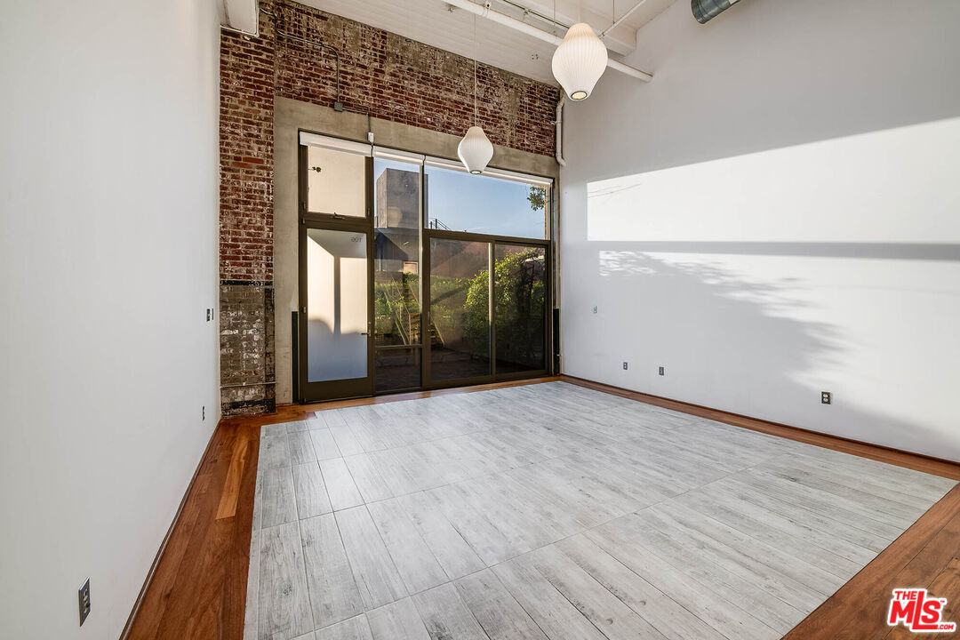 1850 Industrial St Unit: 106