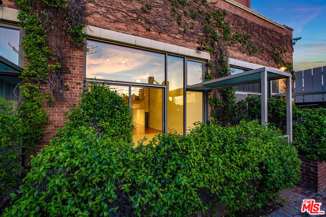 1850 Industrial St Unit: 106