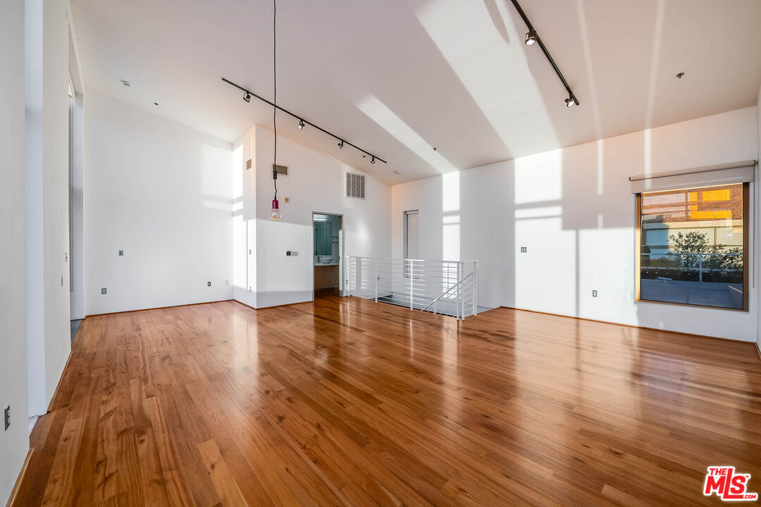 1850 Industrial St Unit: 106