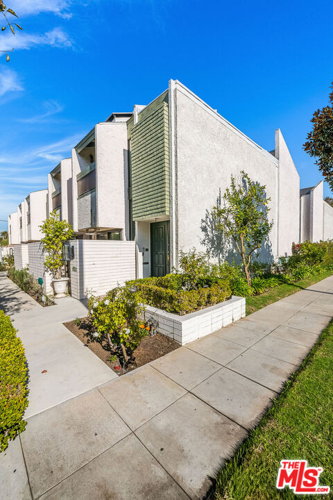 9507 W Olympic Blvd