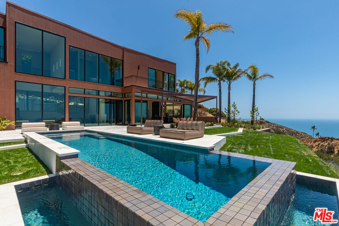 4346 Avenida De La Encinal