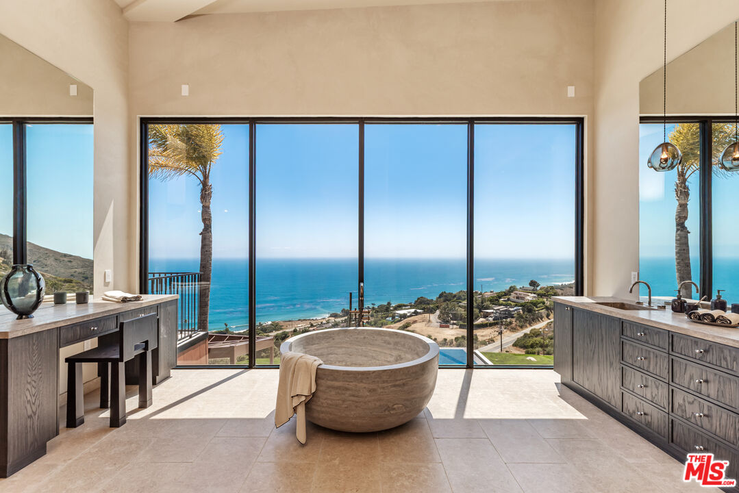 4346 Avenida De La Encinal