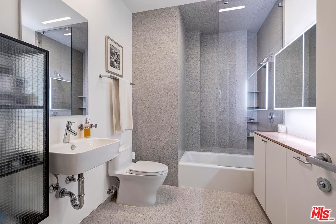460 S Spring St Unit: 201