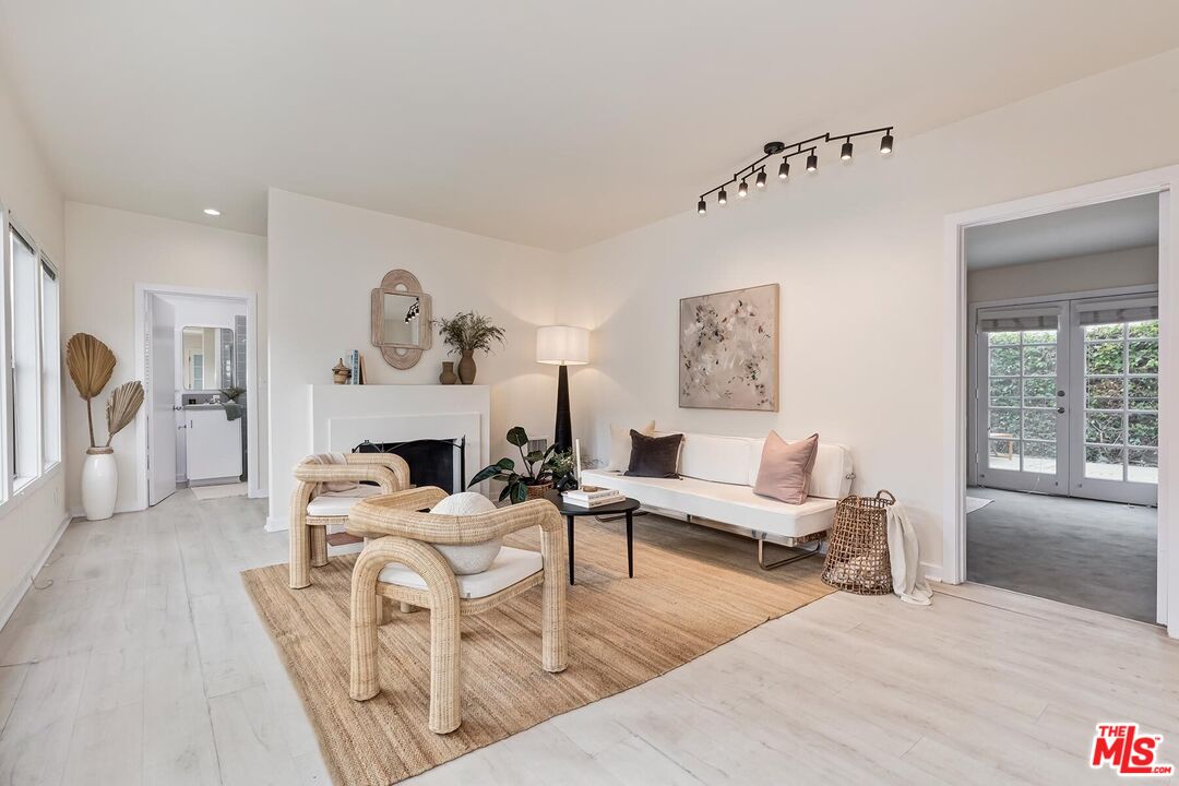 215 Entrada Dr
