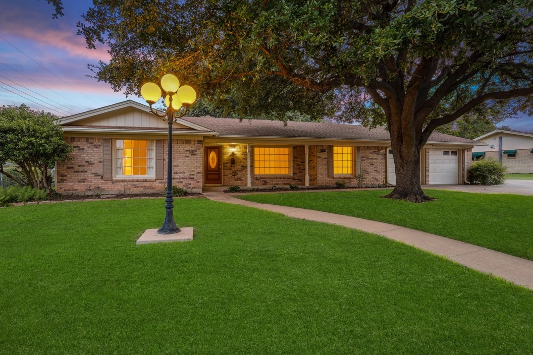 3909 Emerald Oaks Drive