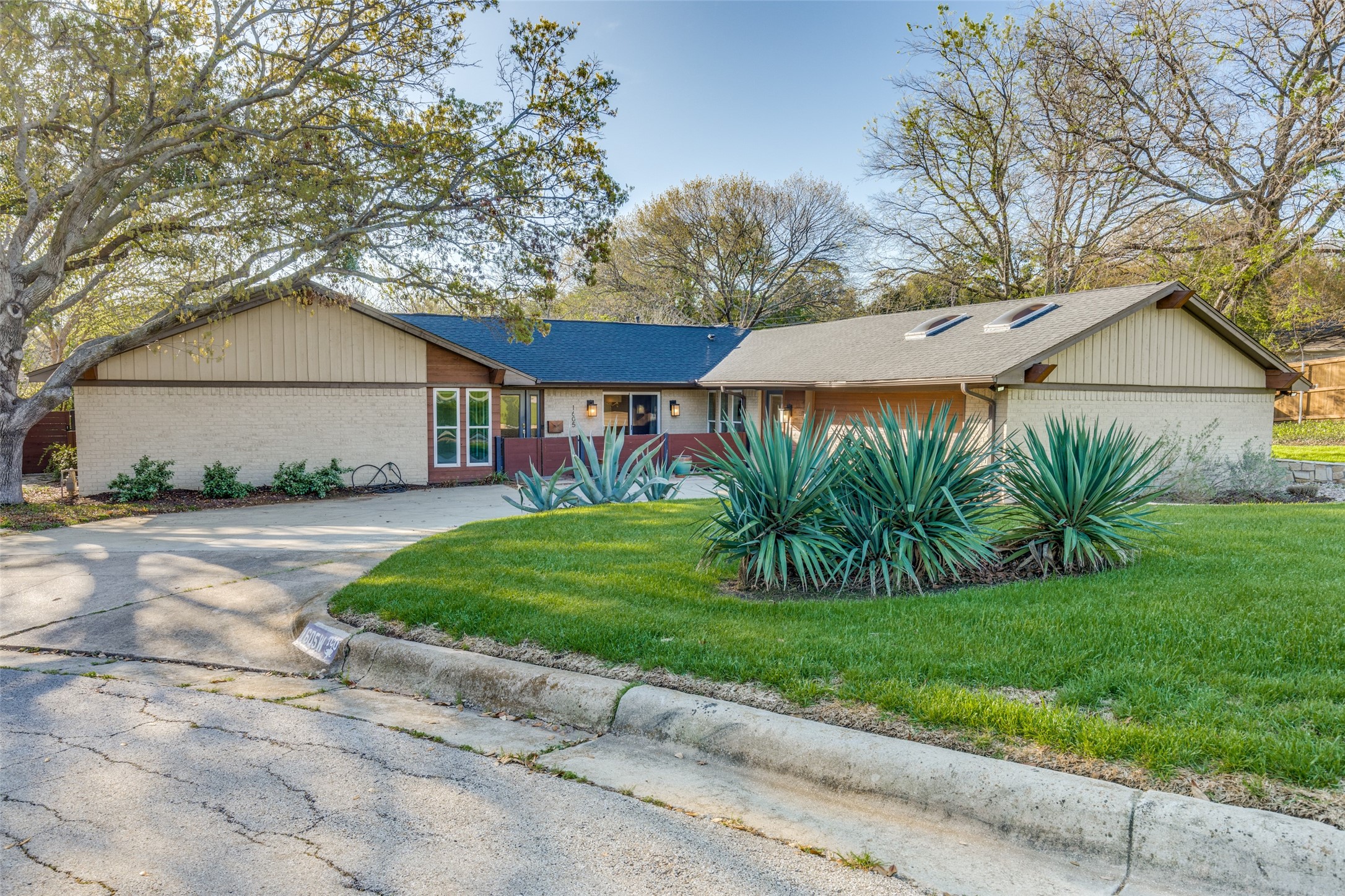 1605 Dakar Road W