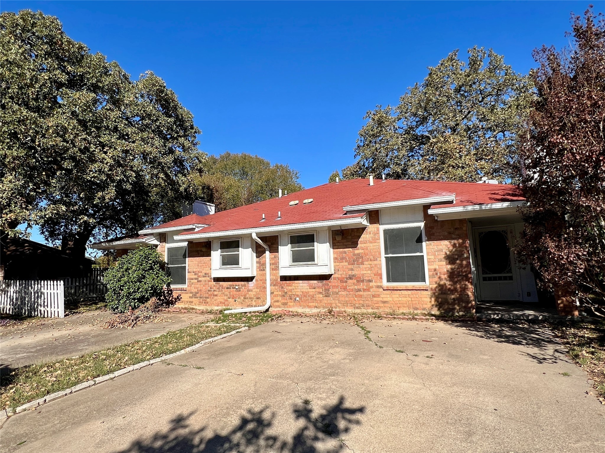 609 Briaroaks Court