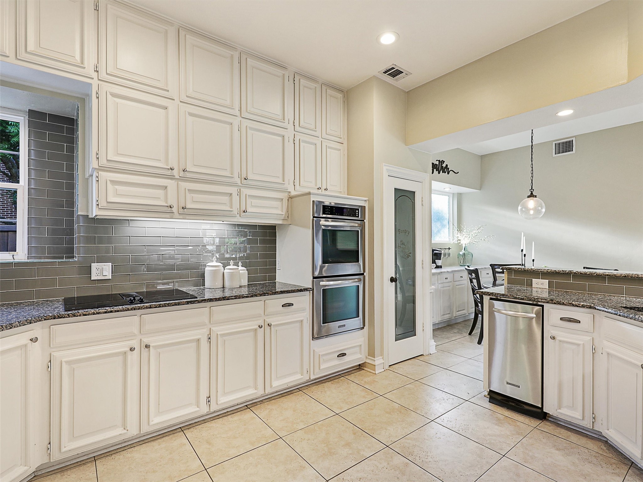 3206 Queensbury Way W