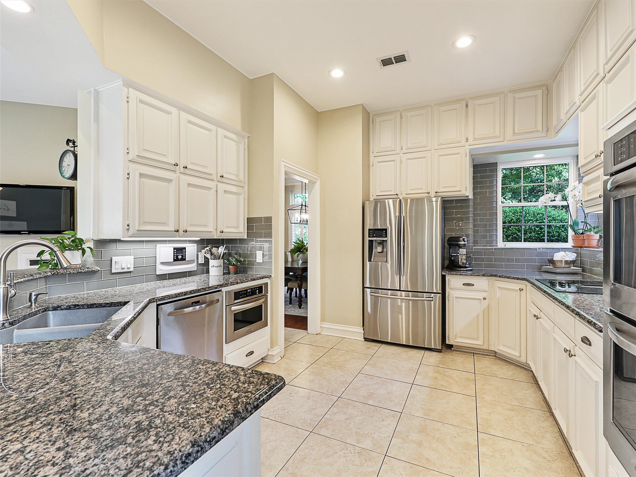 3206 Queensbury Way W