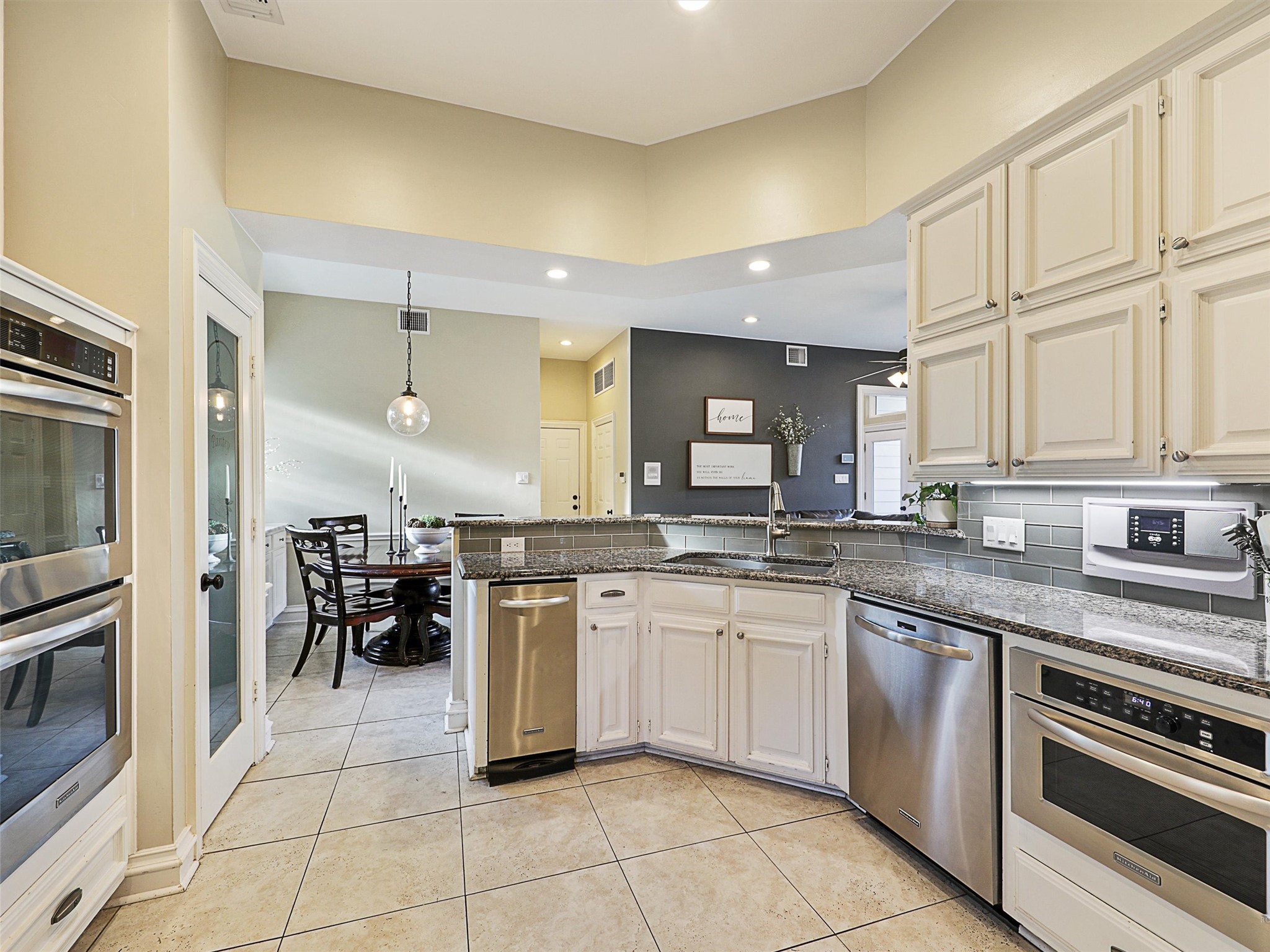 3206 Queensbury Way W