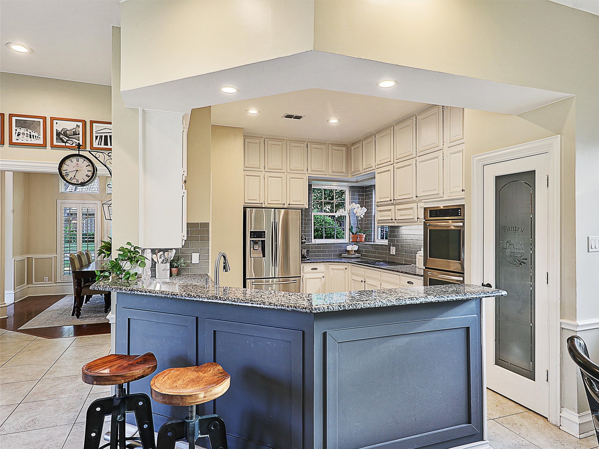 3206 Queensbury Way W