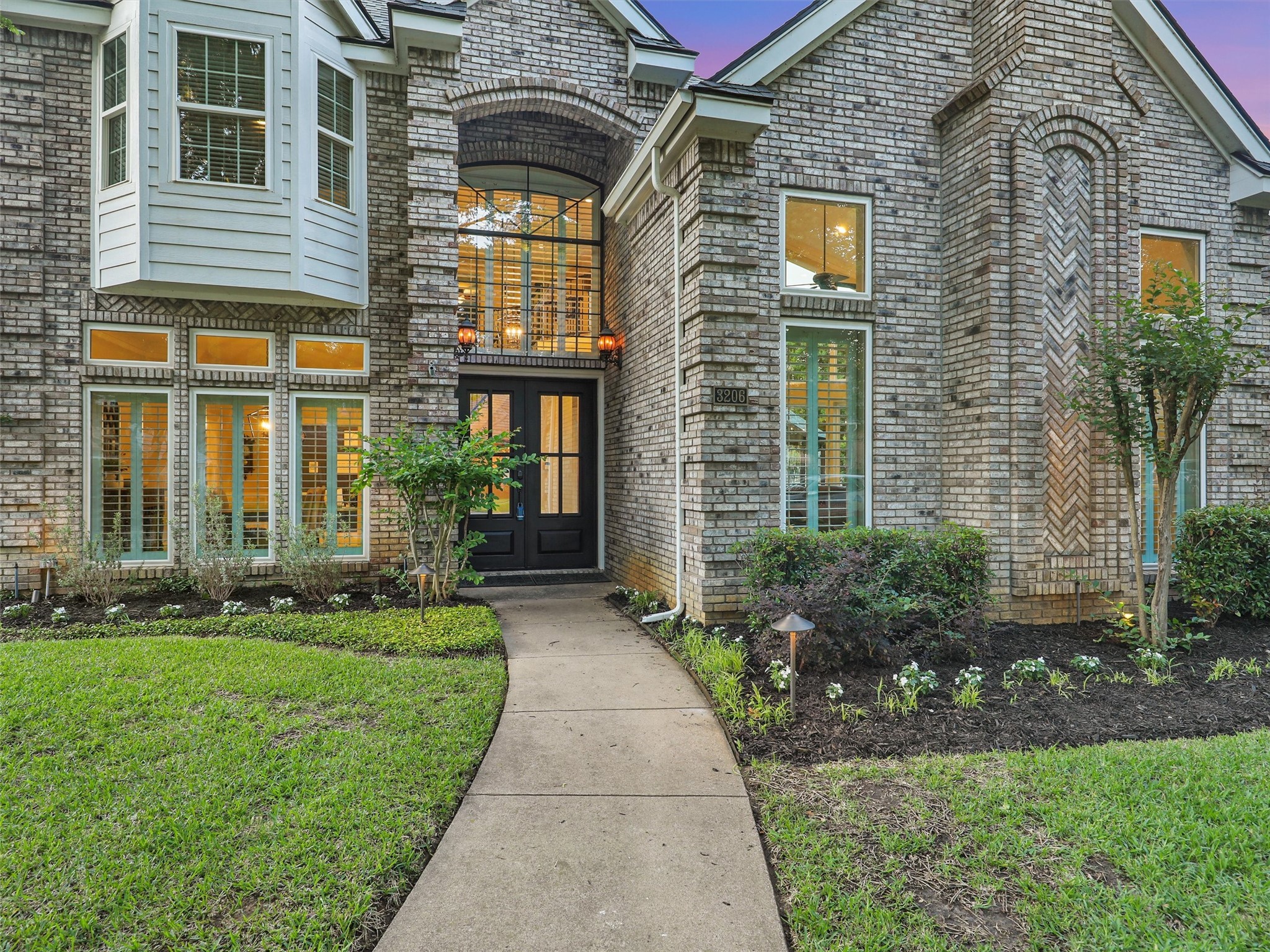 3206 Queensbury Way W