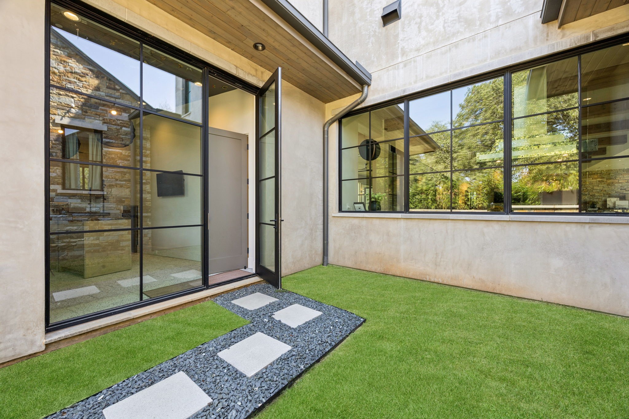 1502 Bluffview Drive