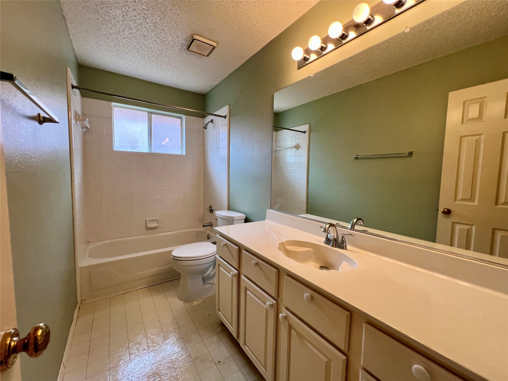 1246 Rivercrest Drive