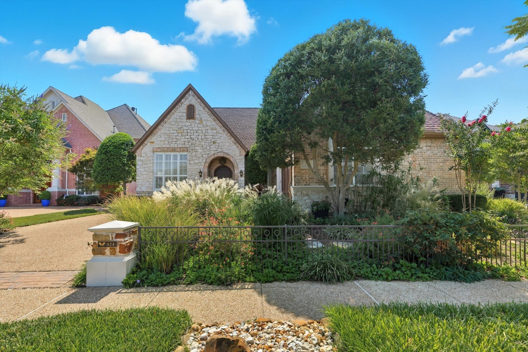 524 Queensbury Turn