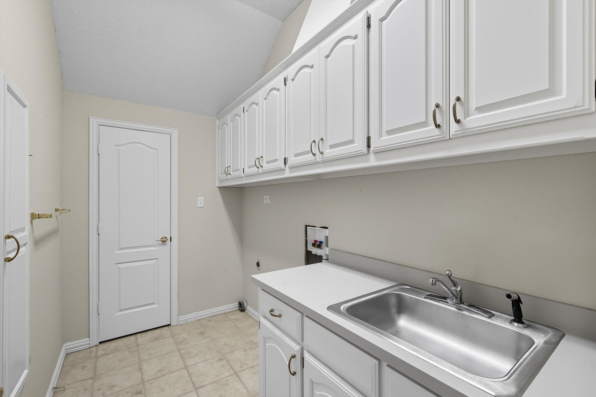 3904 Elmwood Court