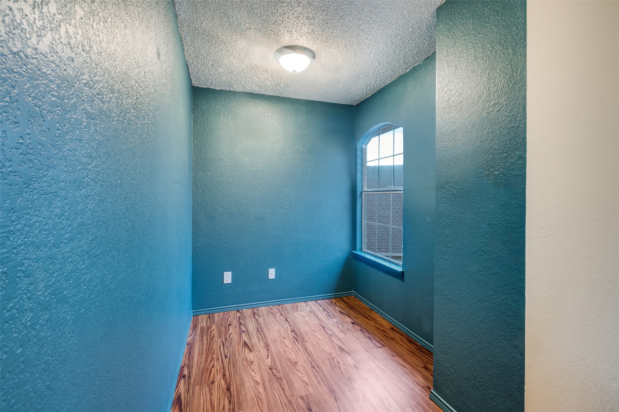 5037 Glenscape Trail