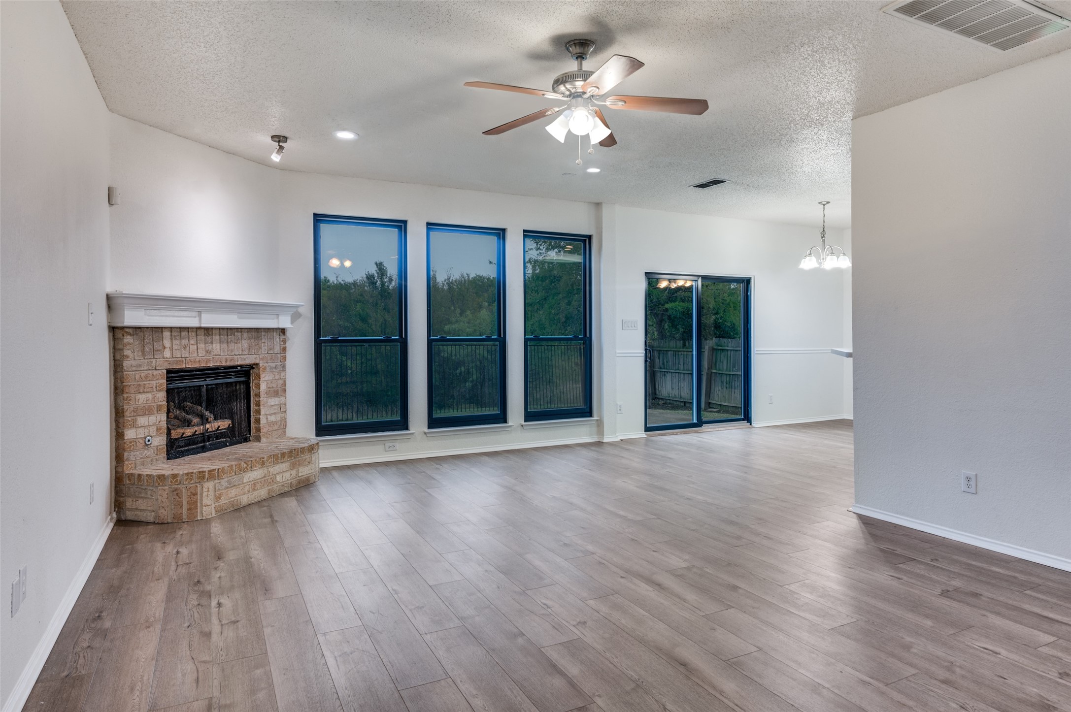 5037 Glenscape Trail