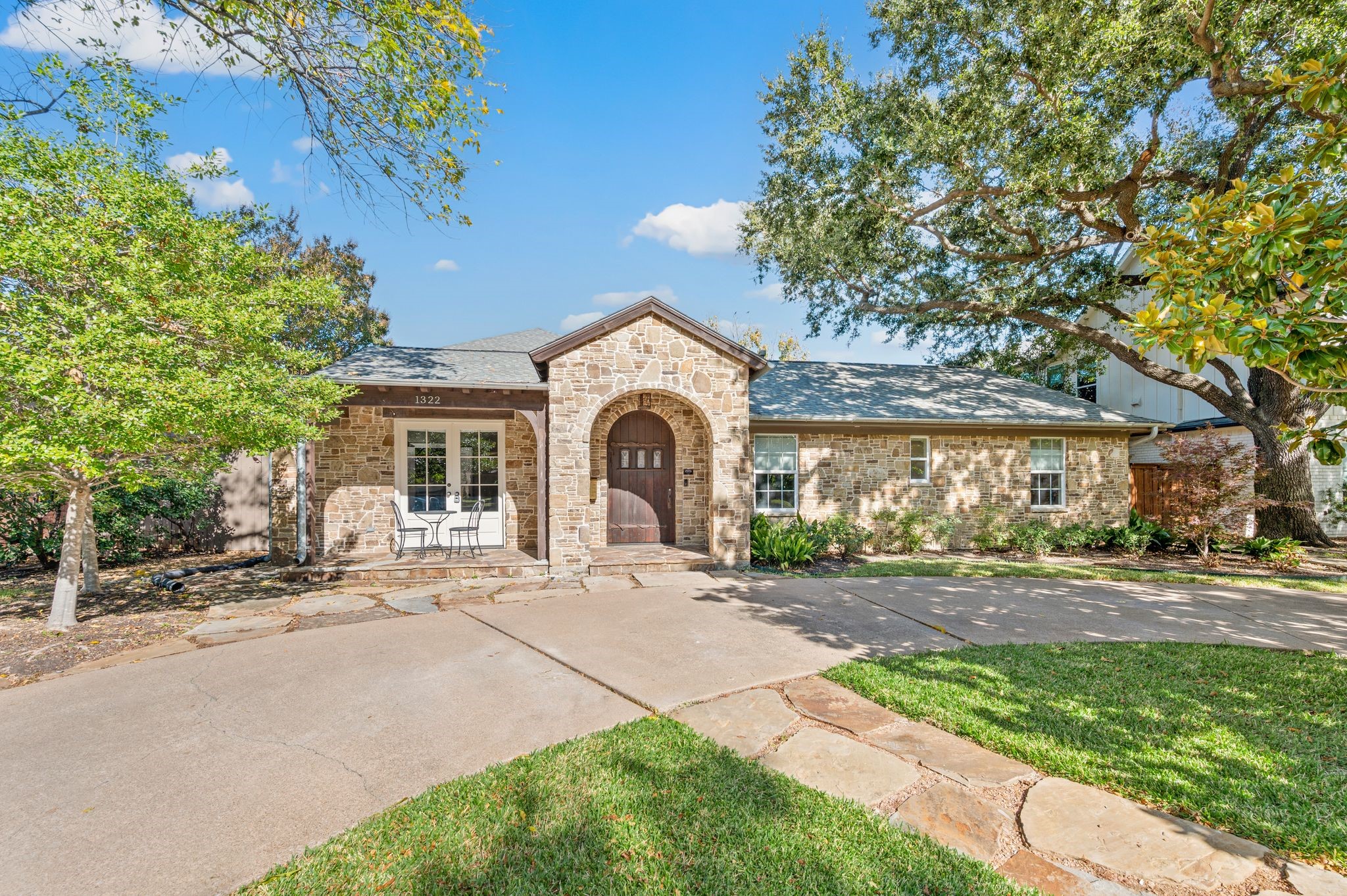 1322 Apache Drive
