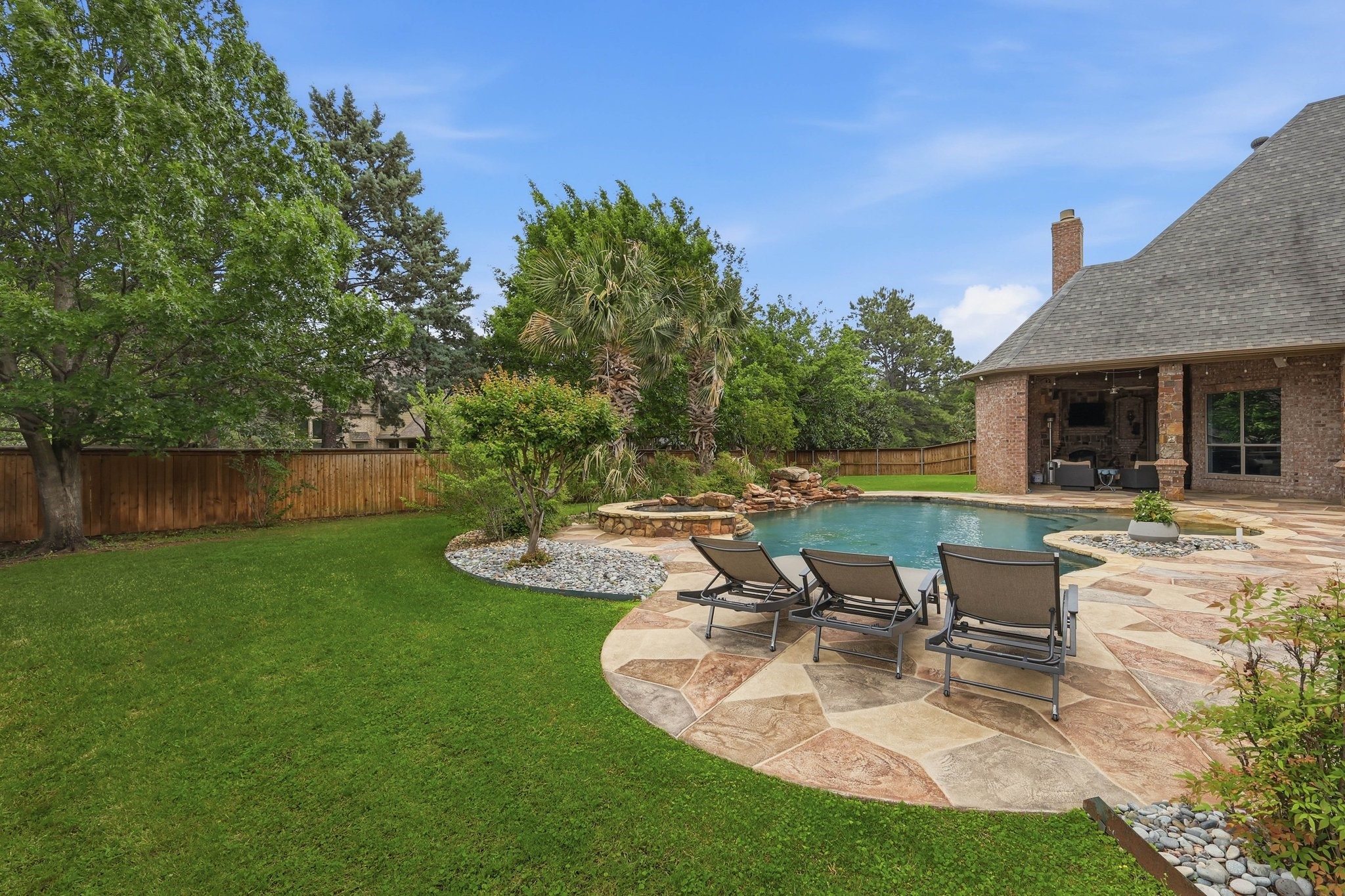 7001 Peters Path