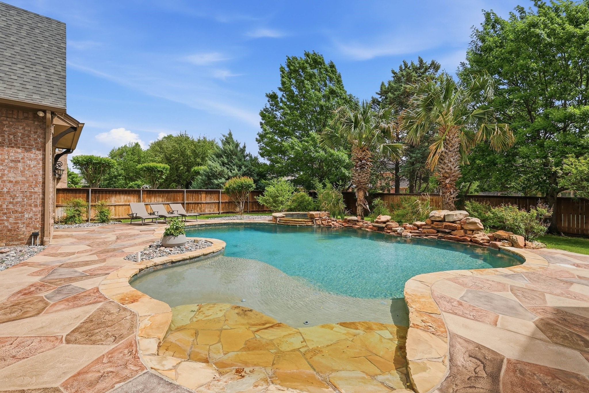 7001 Peters Path