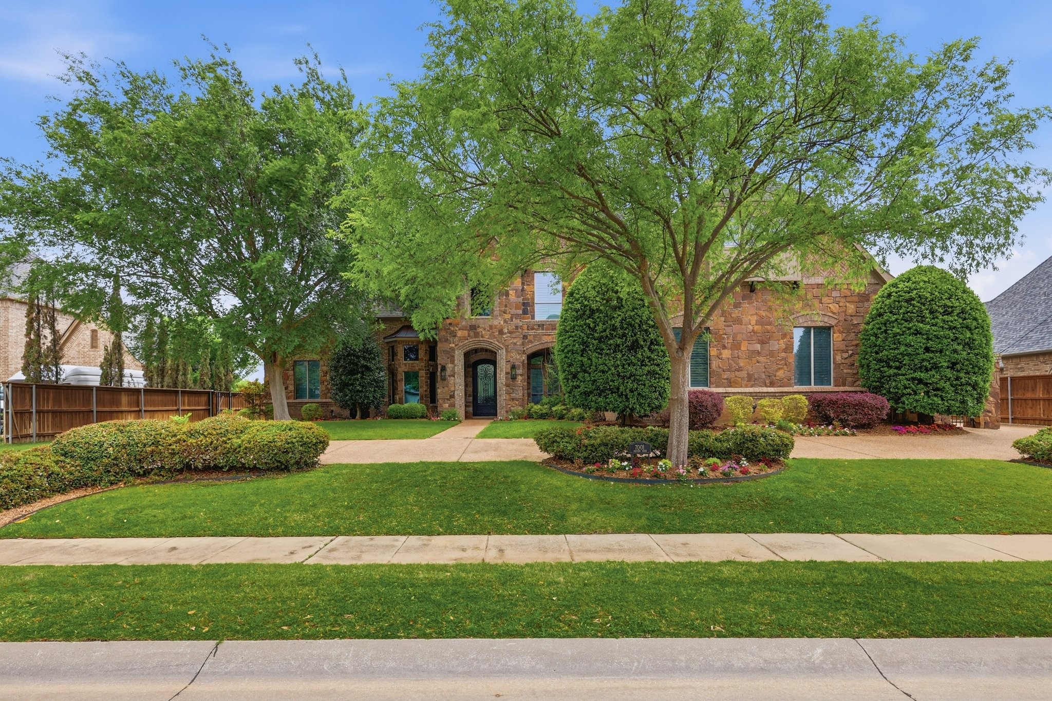 7001 Peters Path