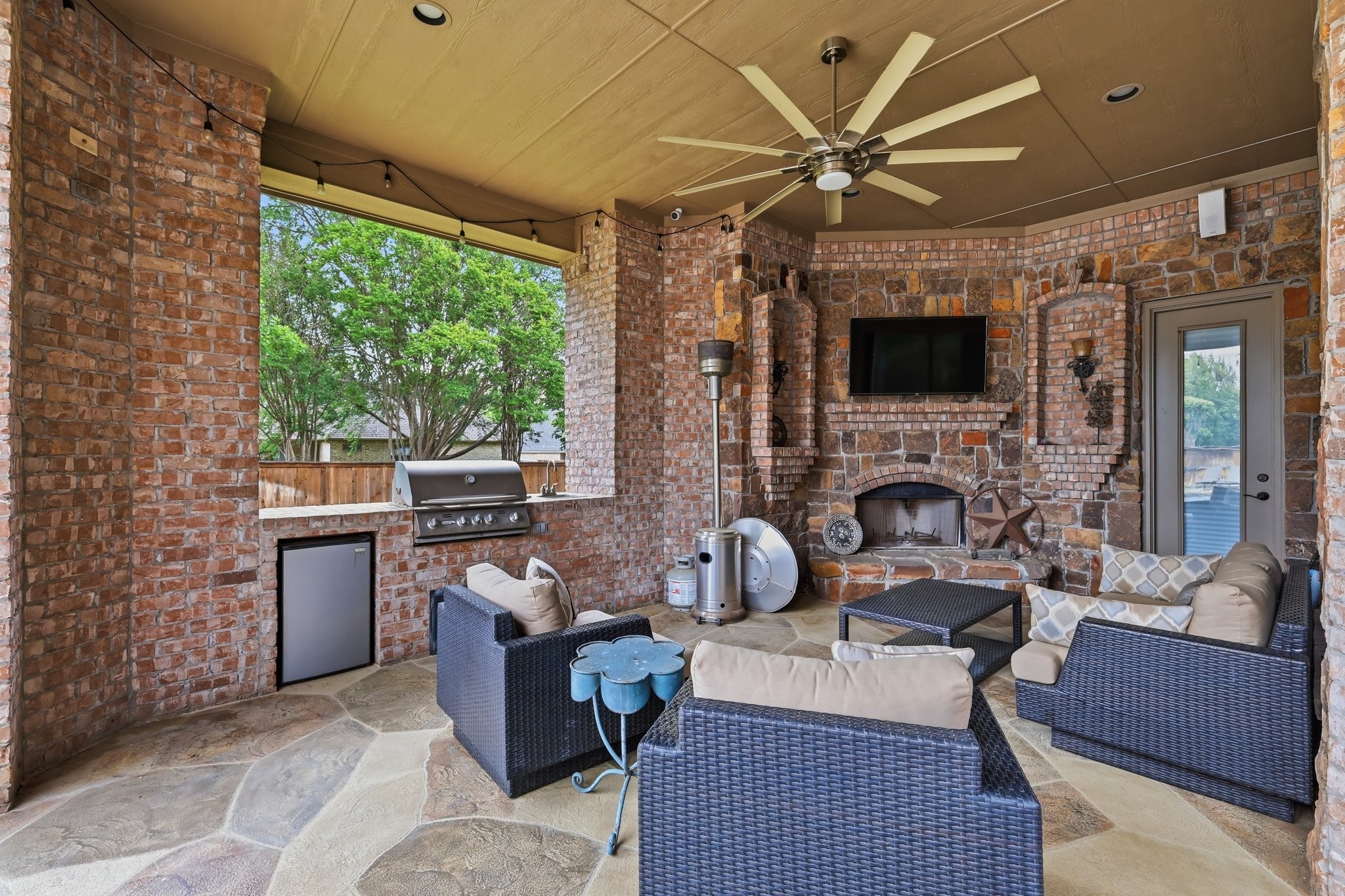 7001 Peters Path