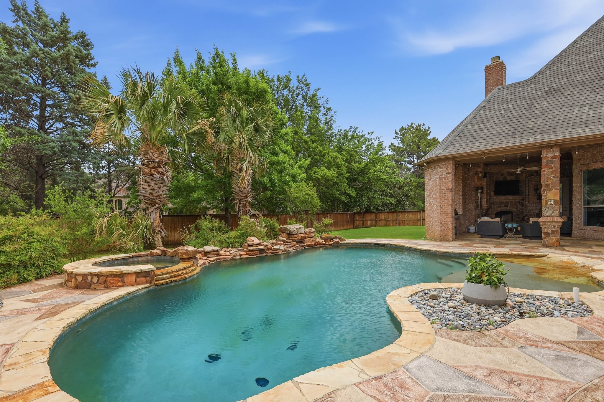 7001 Peters Path