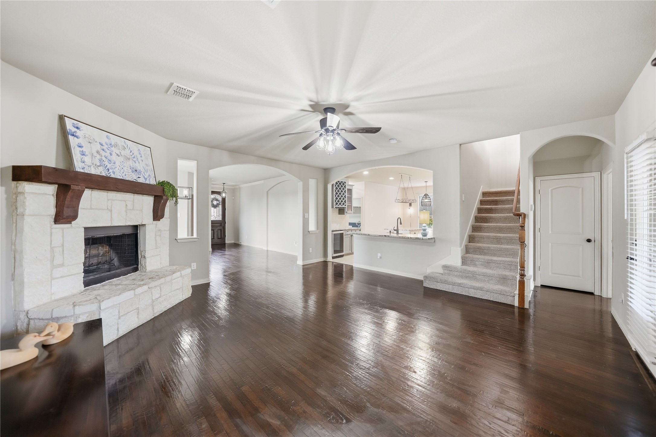4500 Lakeside Hollow Street