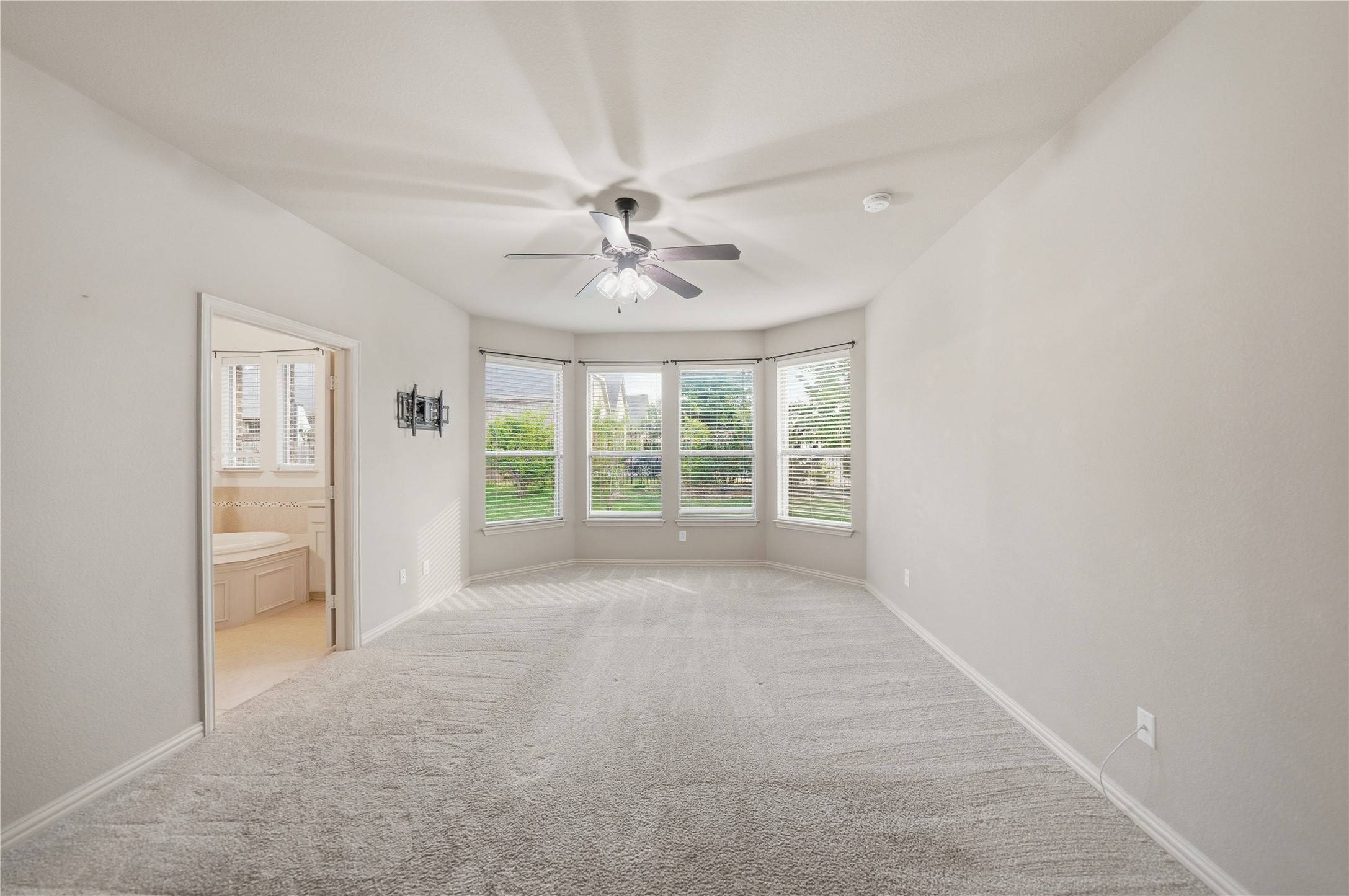 4500 Lakeside Hollow Street