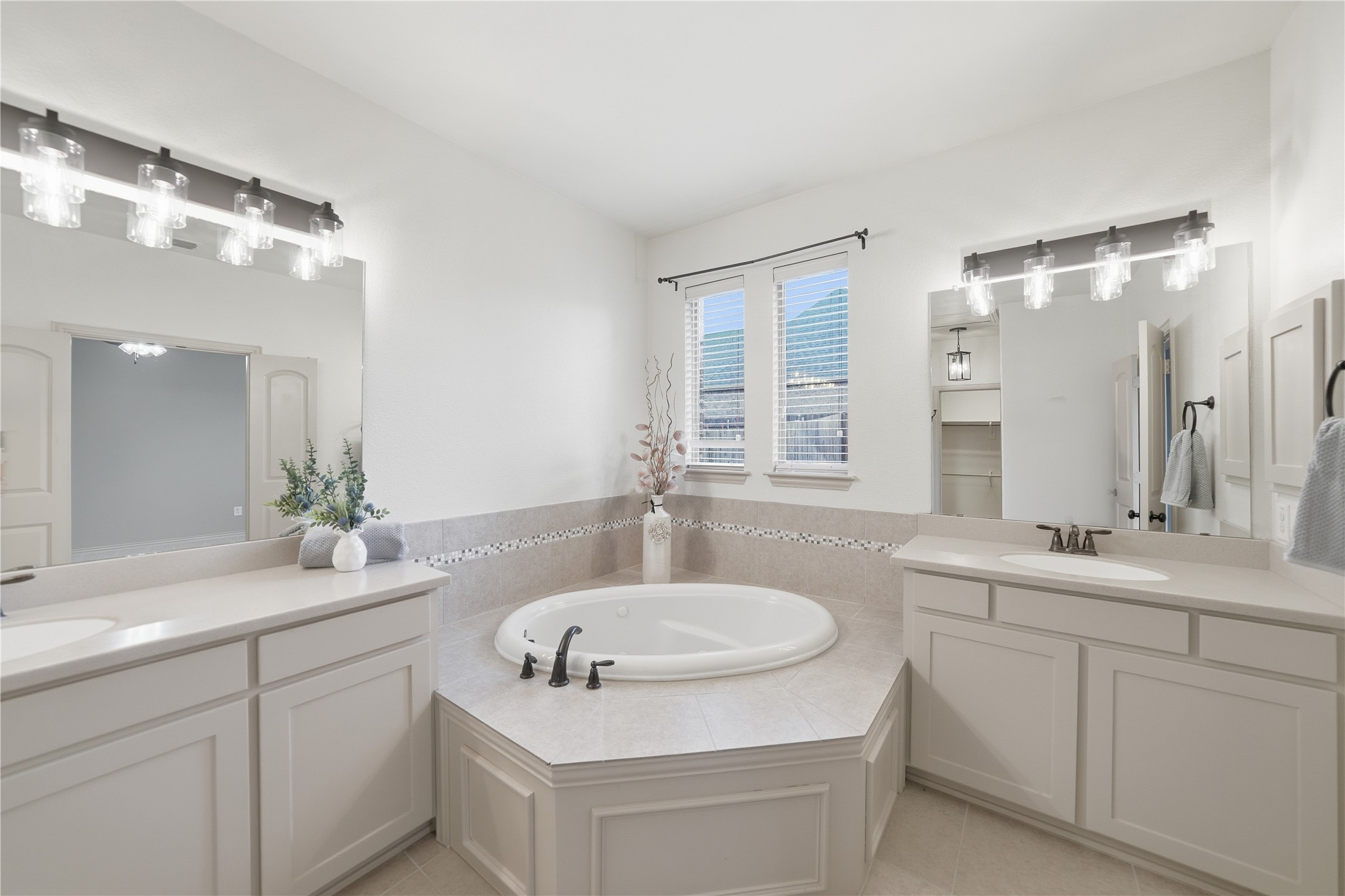 4500 Lakeside Hollow Street