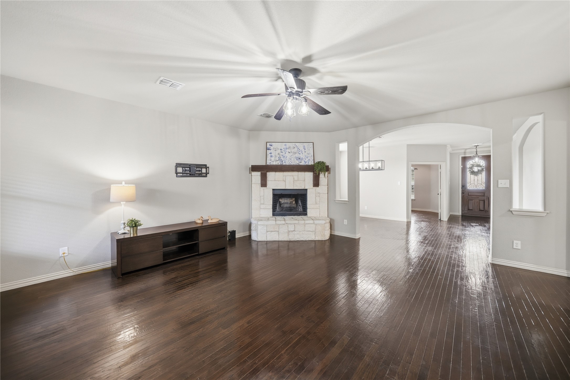 4500 Lakeside Hollow Street