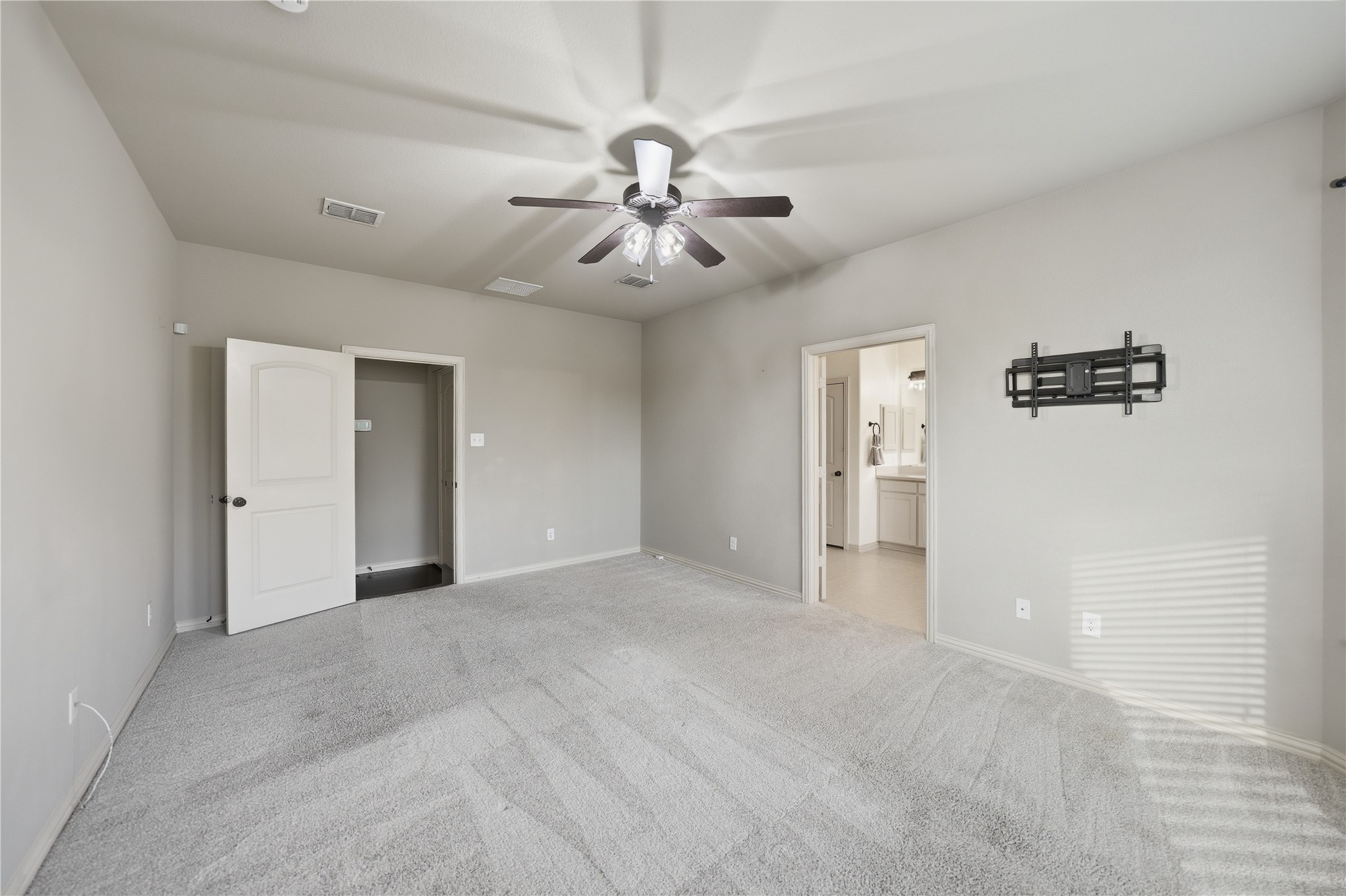 4500 Lakeside Hollow Street