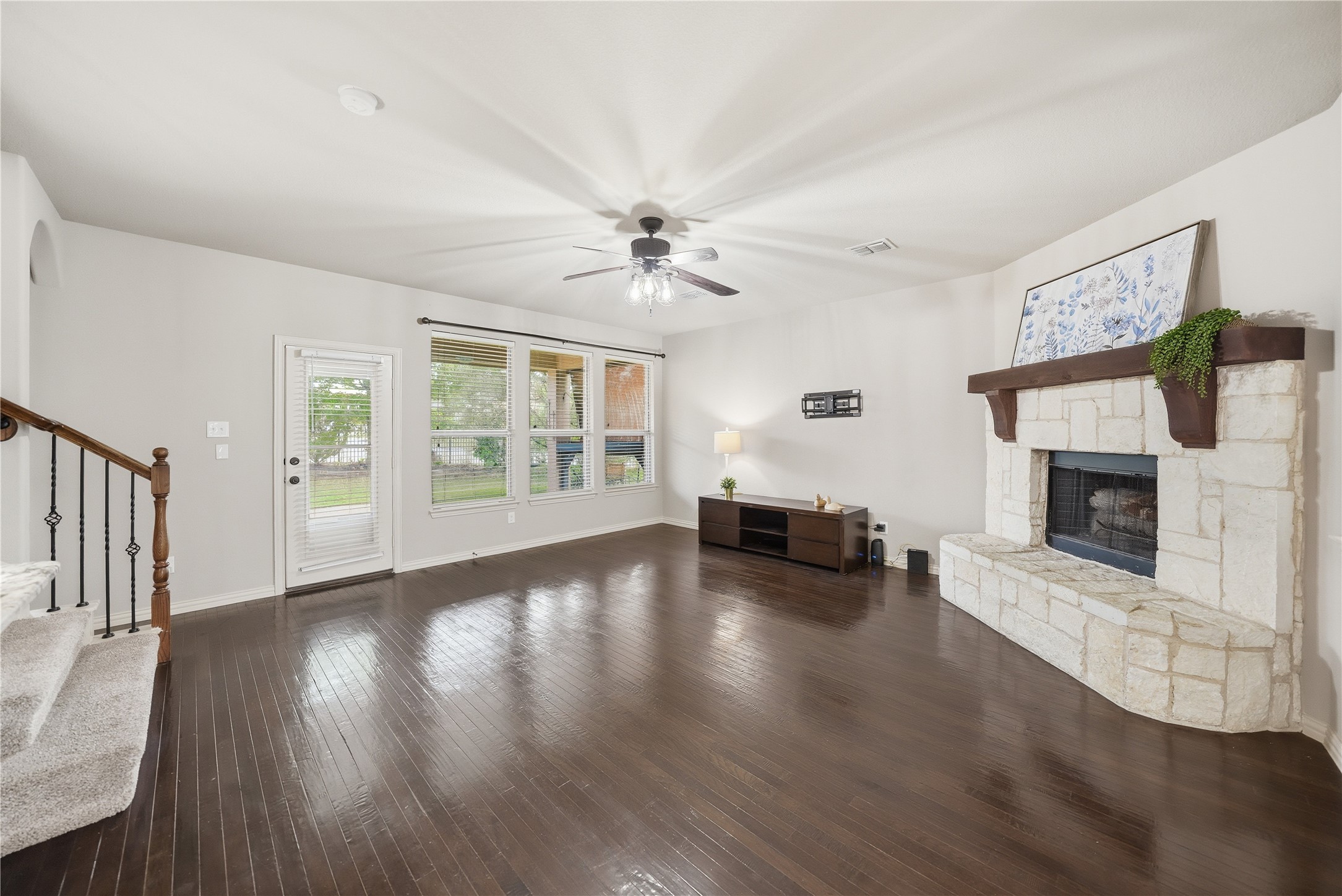 4500 Lakeside Hollow Street