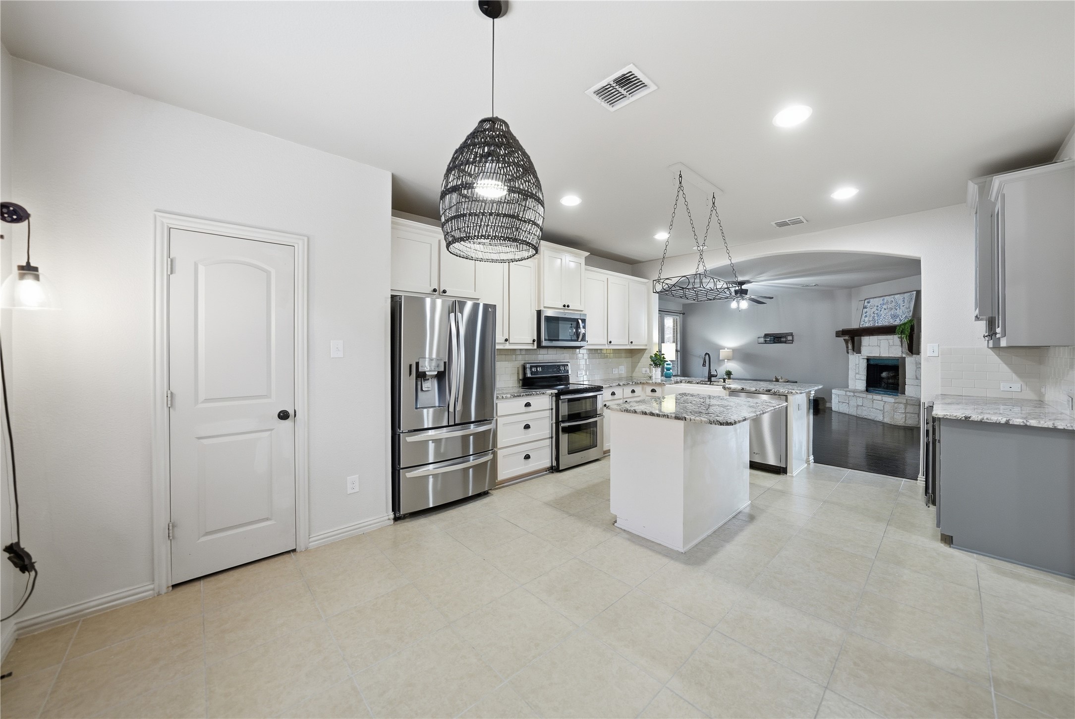 4500 Lakeside Hollow Street