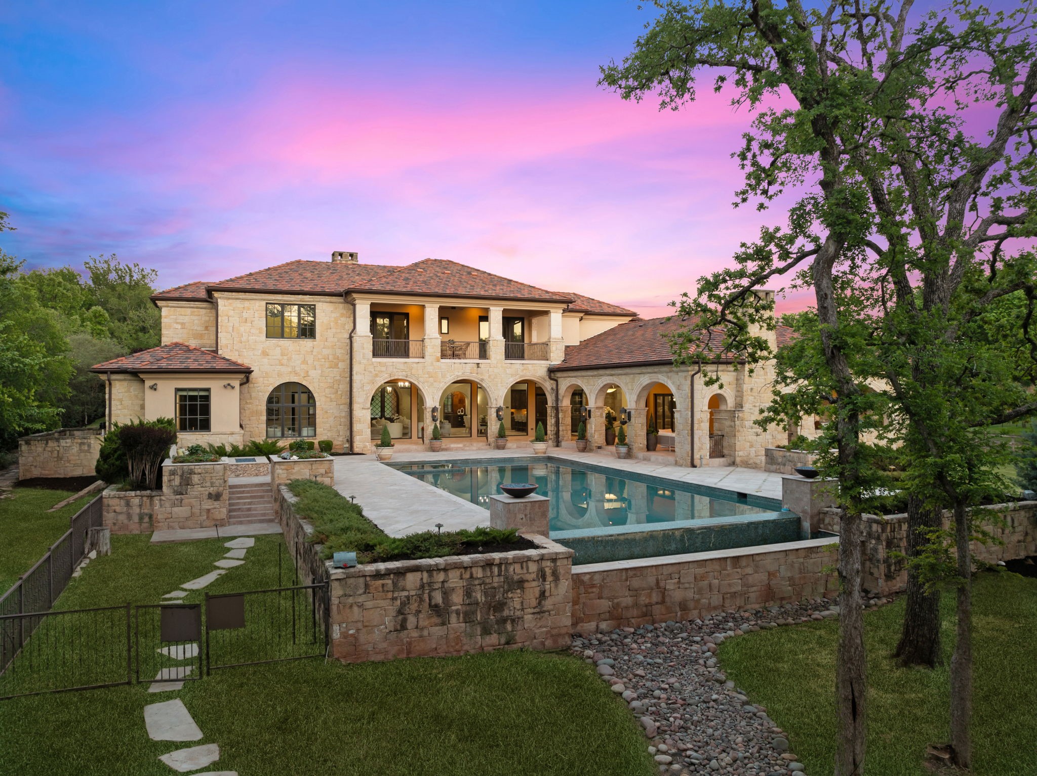 690 S Peytonville Avenue