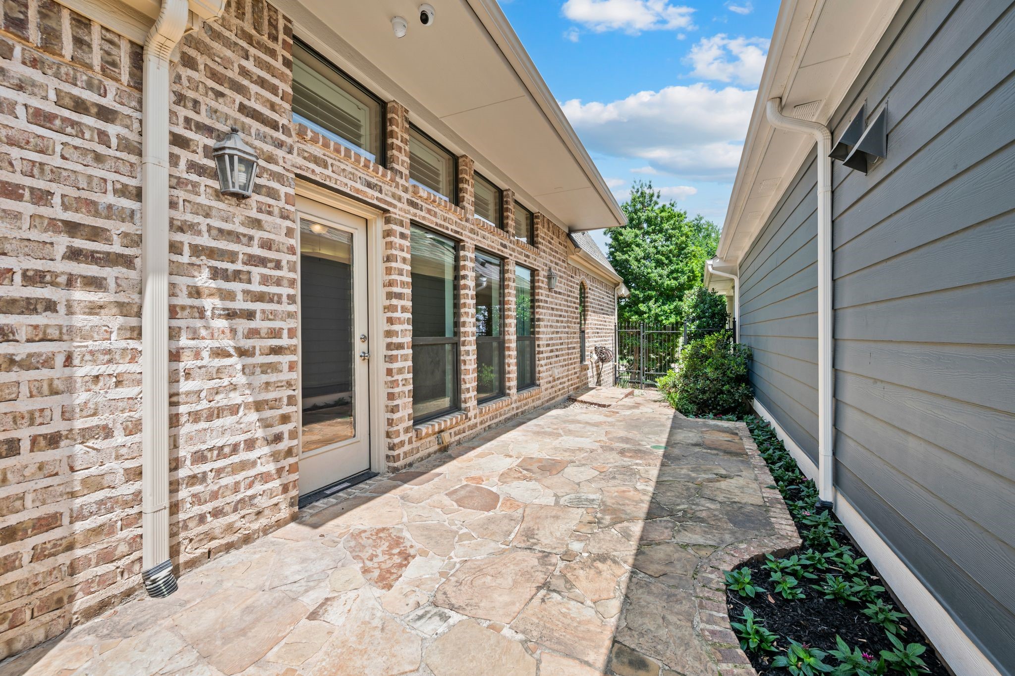 6109 Lake Way