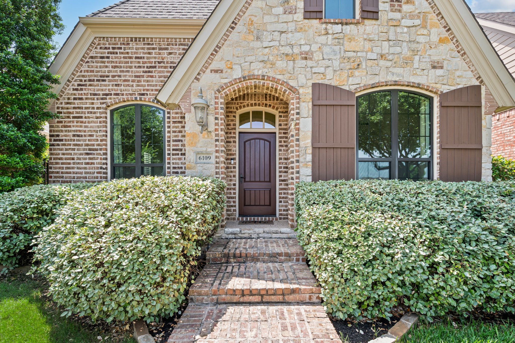 6109 Lake Way