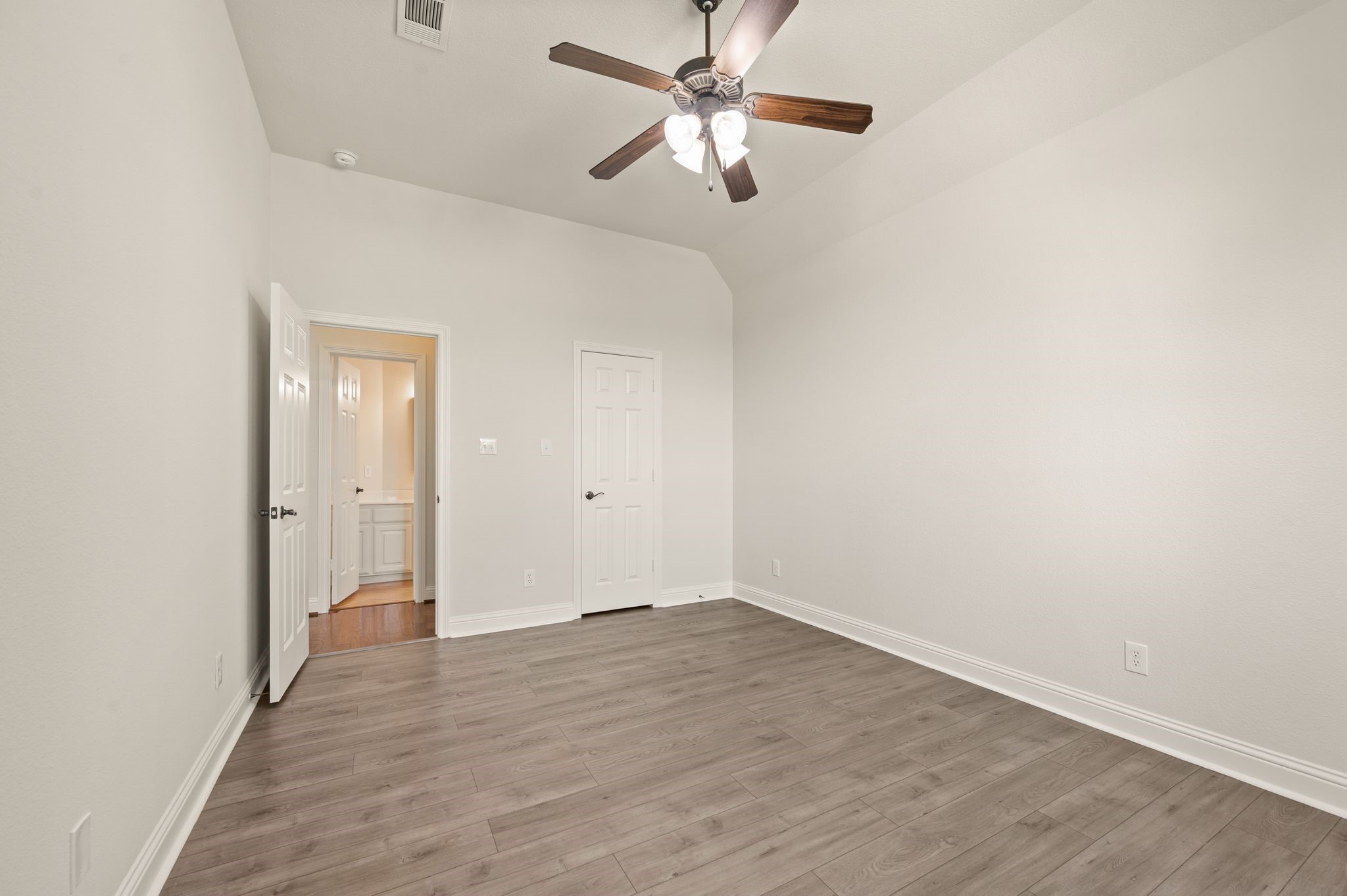 6109 Lake Way