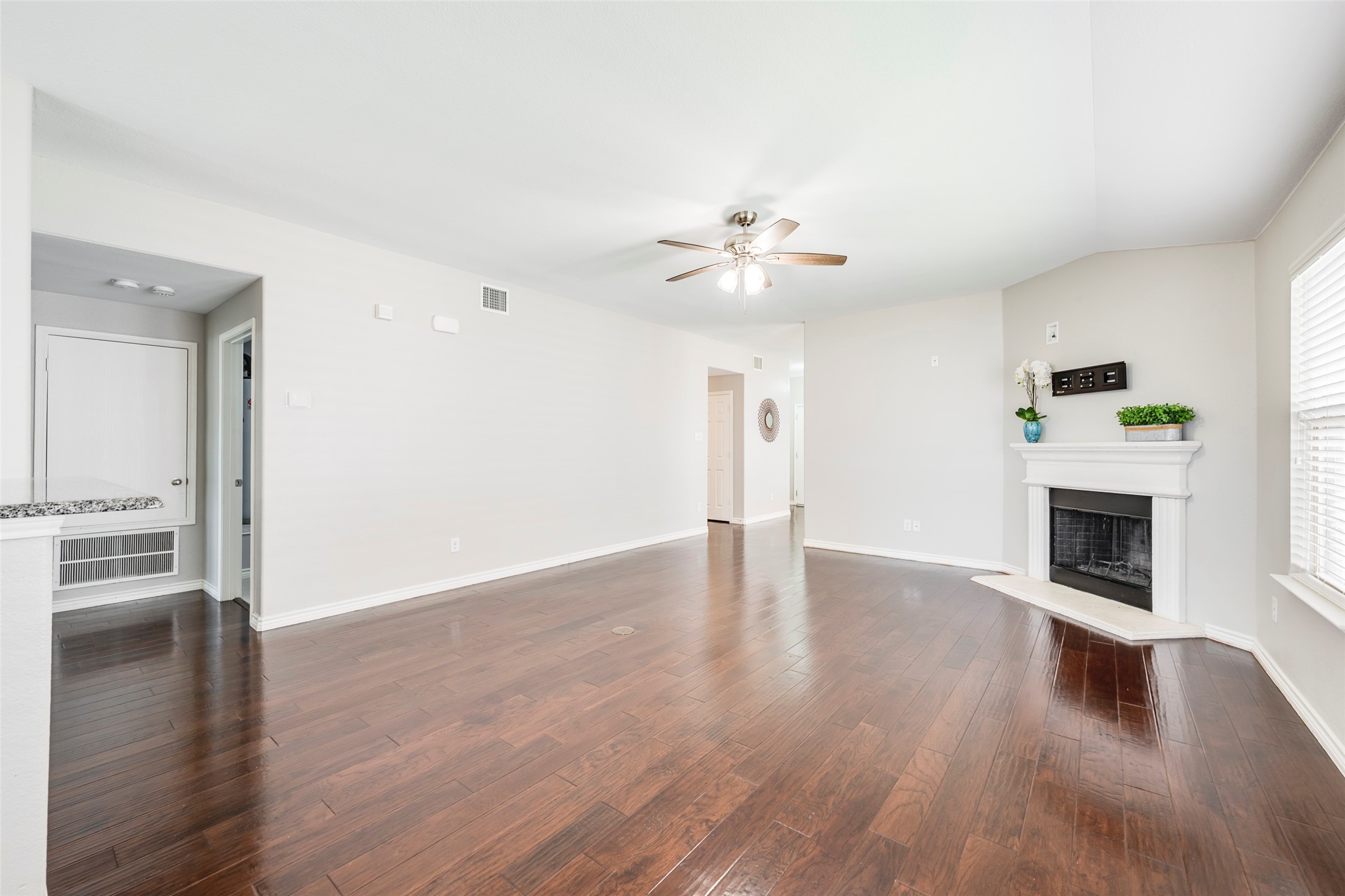 4521 Lakeside Hollow Street