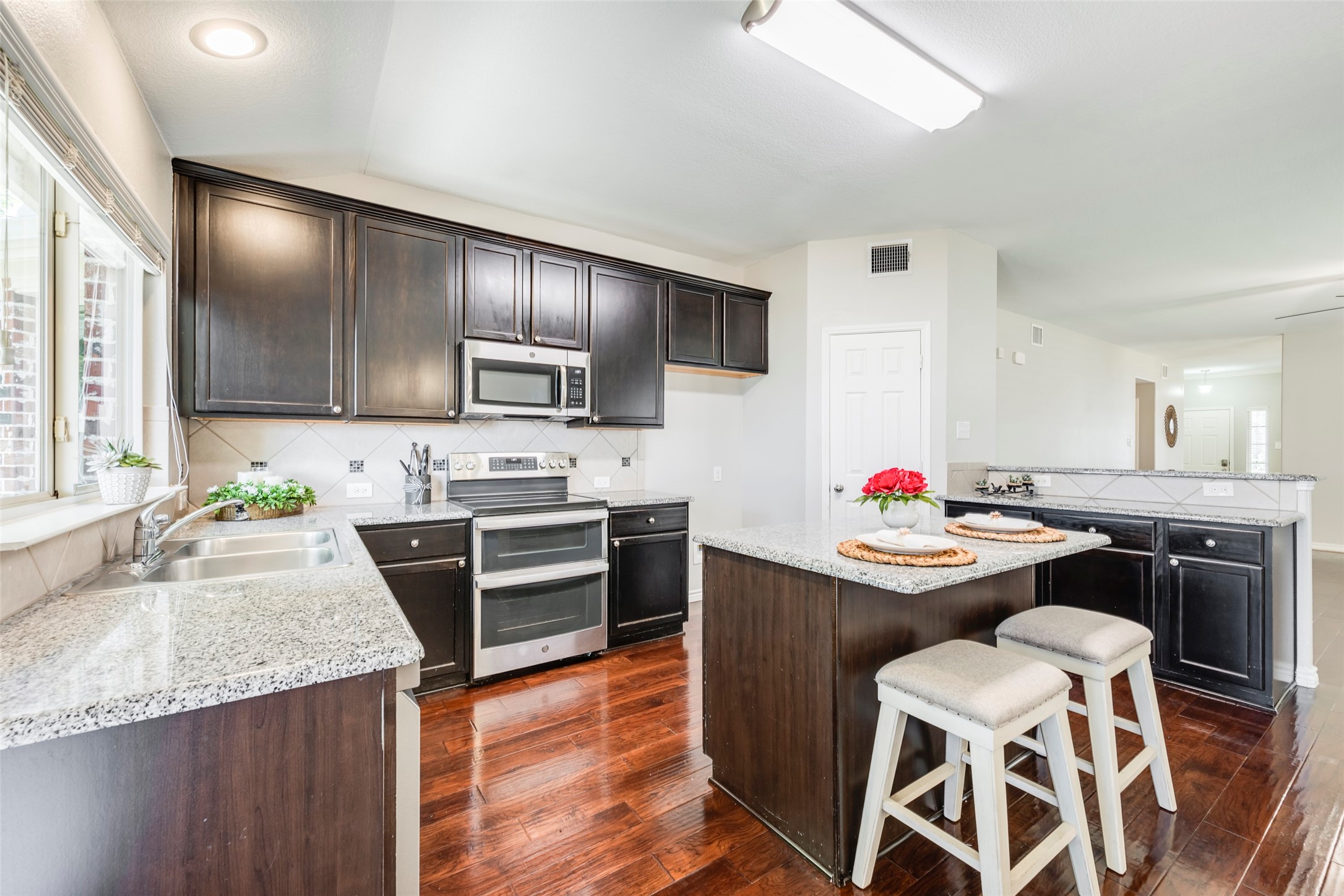 4521 Lakeside Hollow Street